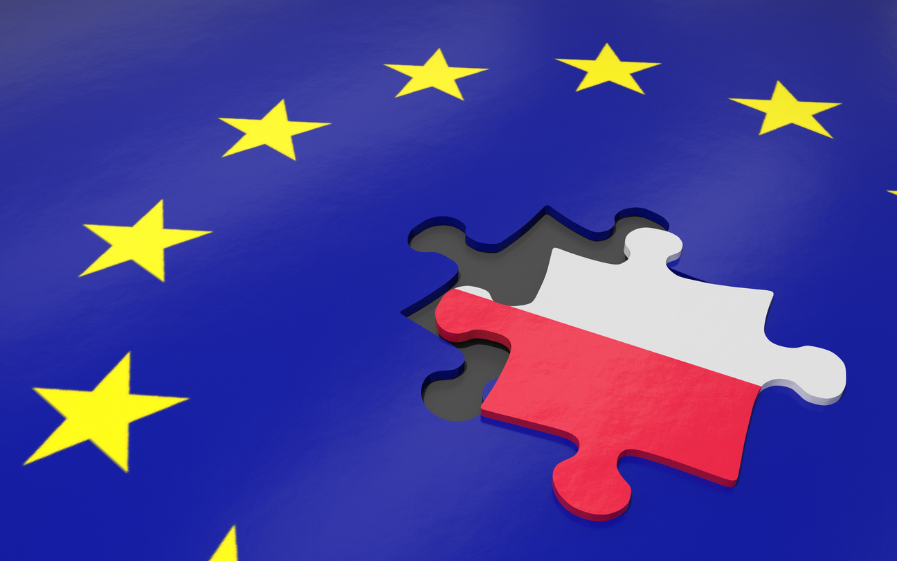 Flaga UE z wpasowanym puzzlem w barwach polskiej flagi.