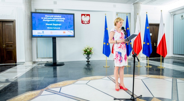 Powiększ obraz: Justyna Jasiewicz w zastępstwie Ministra Cyfryzacji Marka Zagórskiego prezentuje wykład 