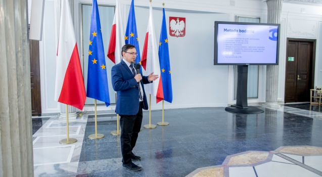 Powiększ obraz:  Przemysław Marcinkowski Członek Zarządu Fundacji Widzialni podczas prezentacji Raportu Dostępności 2018